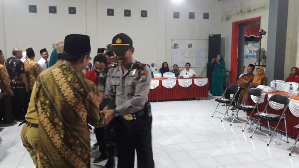 Kapolsek Sanankulon Akp Mulyani Sh Beserta Anggota Menghadiri Undangan Pelantikan Perangkat Desa Gledug Kecamatan Sanankulon Kabupaten Blitar