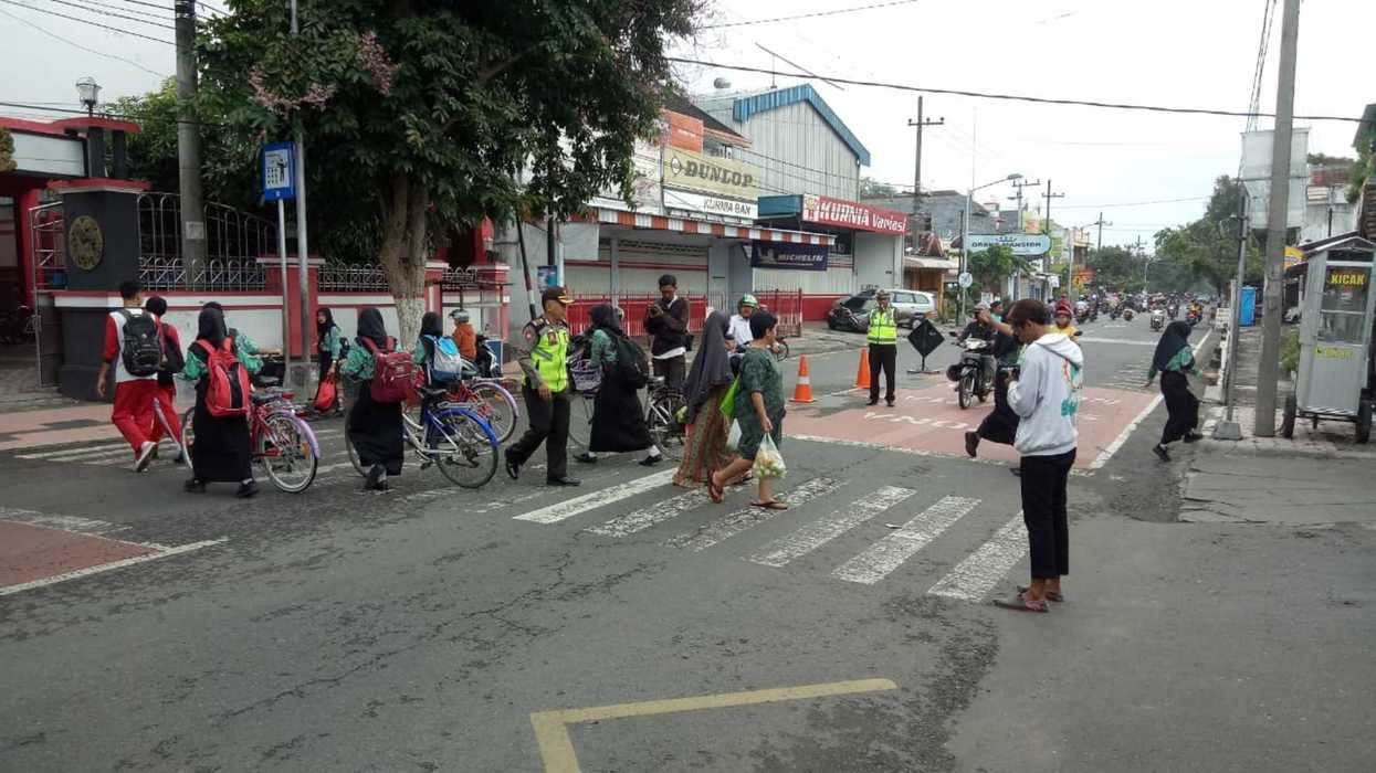 Gatur pagi Polsek Kepanjen Kidul sebagai bentuk pelayanan 