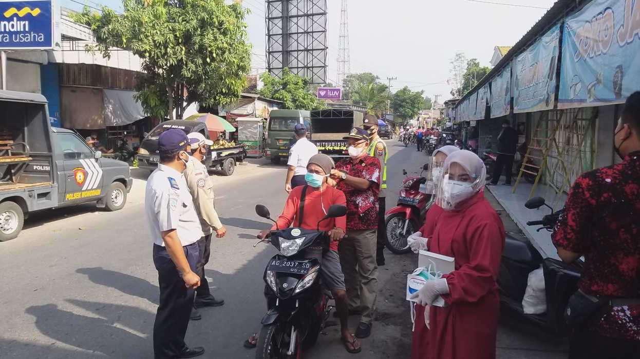 Operasi Yustisi Gabungan Polsek Wonodadi Bersama Instansi ...